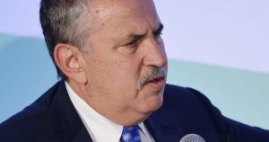 ديلي بيست: توماس فريدمان مسعّر حرب يجرد المسلمين من إنسانيتهم