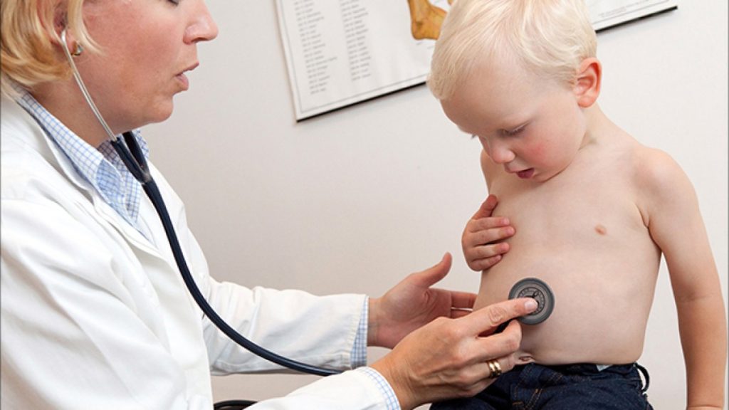 ابتلاع الطفل الماءَ أثناء السباحة.. متى يكون خطيرا؟