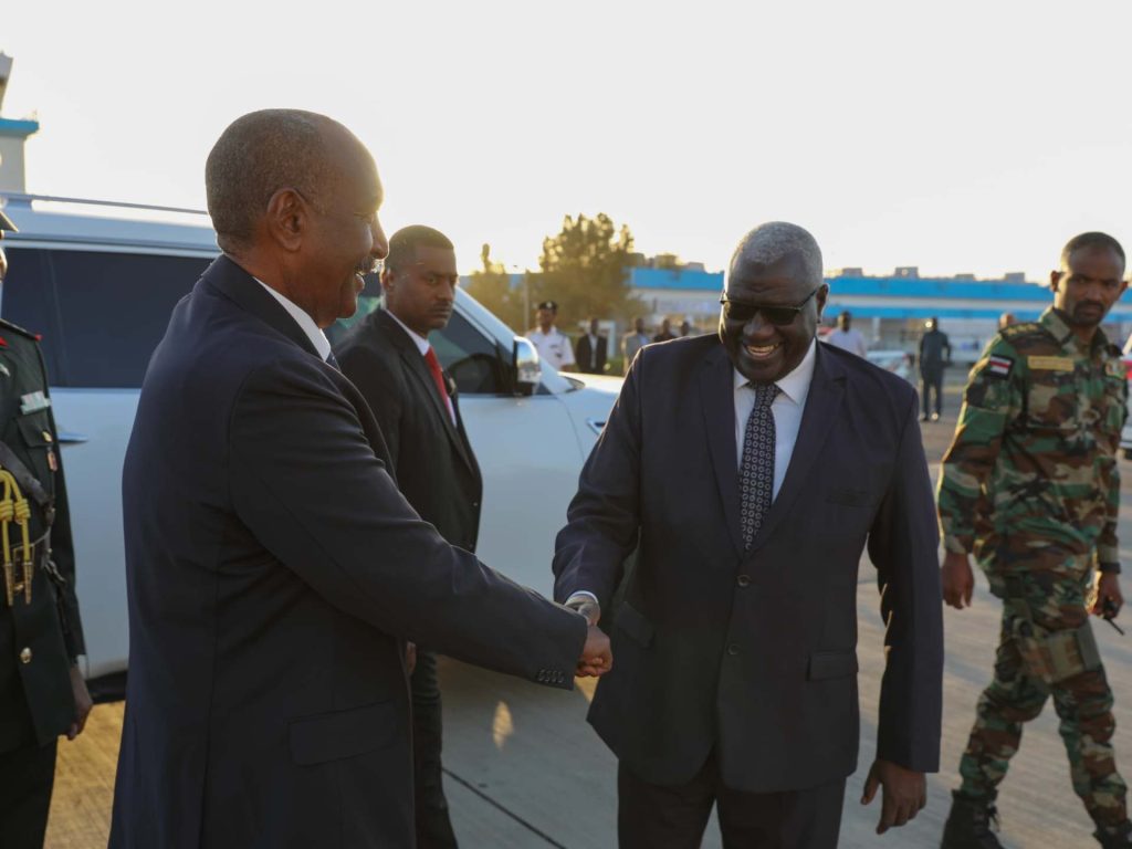 البرهان يتوجه إلى ليبيا لبحث أوضاع السودان