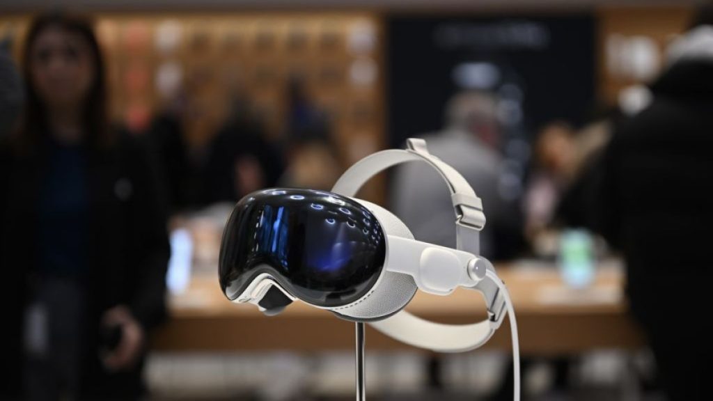 مقتنو نظارات “فيجن برو” يعيدونها.. وهذه هي الأسباب