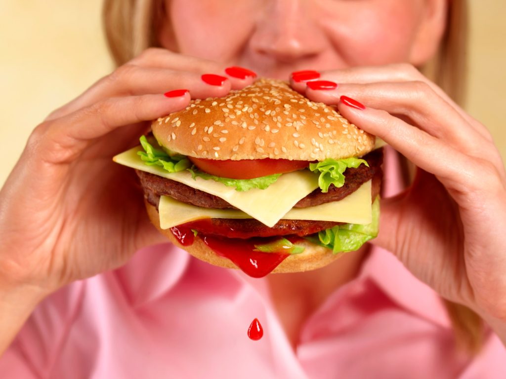 قبل أن يتراكم في صمت.. إليك نمط حياة لخفض الكوليسترول الضار