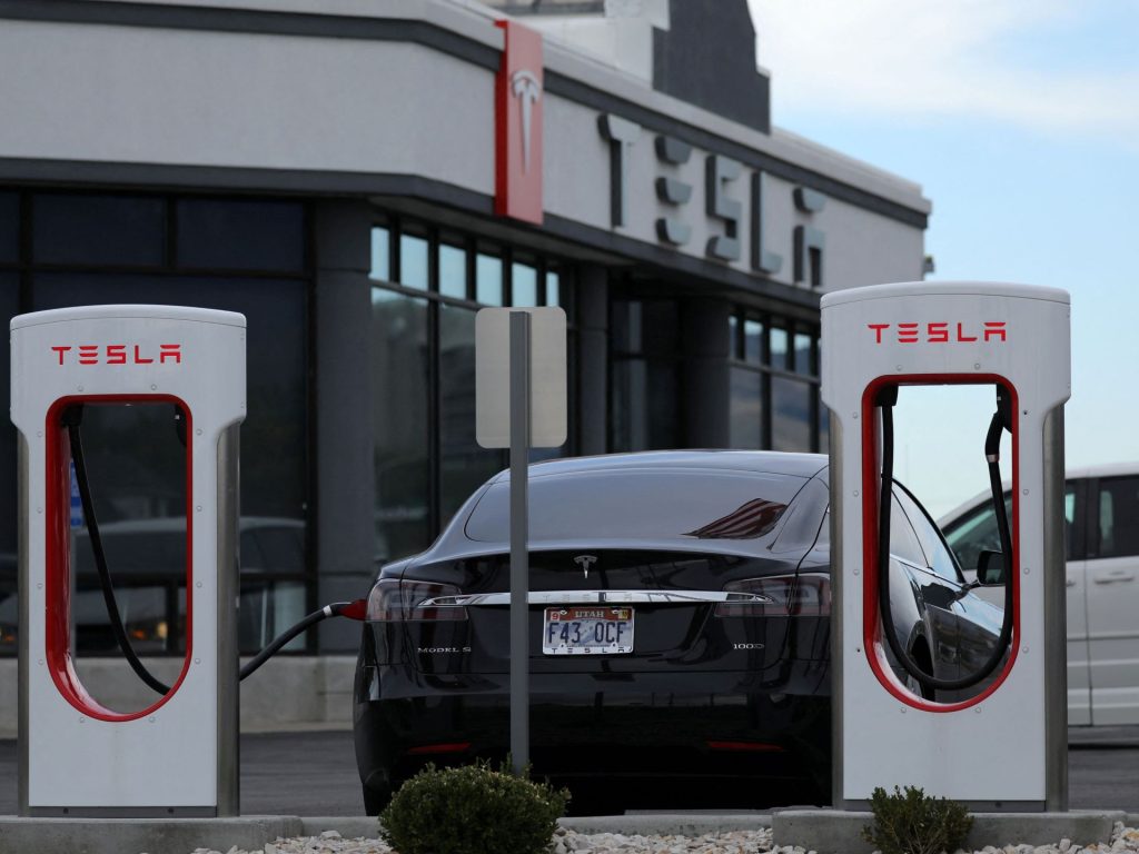 تسلا تستدعي نحو 2.2 مليون سيارة وتغرم 1.5 مليون دولار