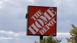 انتهكت شركة Home Depot قانون العمل من خلال طرد موظف يحمل كلمة “BLM” على ساحة العمل، وفقًا لقواعد NLRB