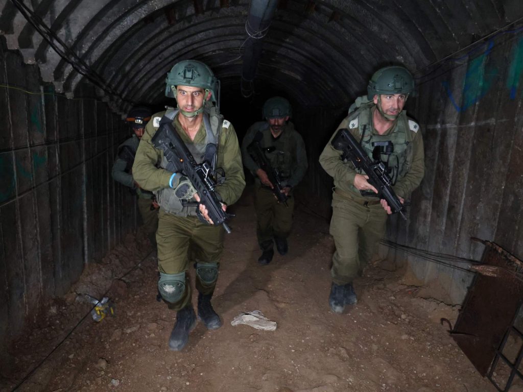 لوموند: ليس لدى الجيش الإسرائيلي أمل كبير في تحرير الأسرى بالقوة