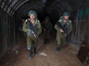 لوموند: ليس لدى الجيش الإسرائيلي أمل كبير في تحرير الأسرى بالقوة