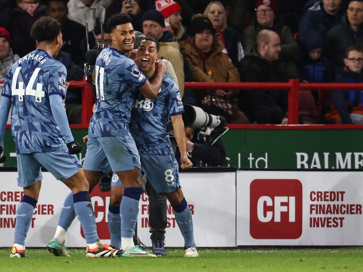 أستون فيلا يكتسح شيفيلد وتوتنهام يتعثر