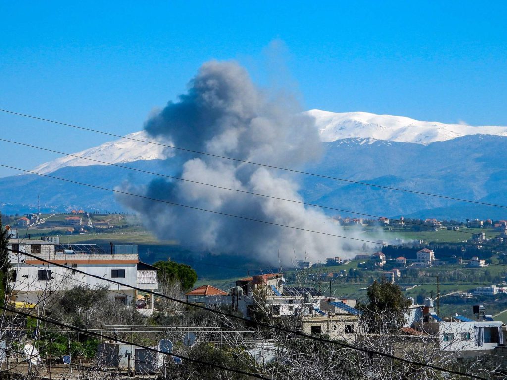 خطة لإجلاء 60 ألف إسرائيلي وغالانت يهدد بتكثيف القصف حتى “يستسلم” حزب الله