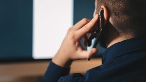 تصوت لجنة الاتصالات الفيدرالية (FCC) على حظر المكالمات الآلية الاحتيالية التي تستخدم الأصوات المولدة بواسطة الذكاء الاصطناعي