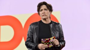 تحذر كارا سويشر من أن المؤسسات الإخبارية بحاجة إلى “إعادة اختراع” نفسها وسط الأزمة الوجودية