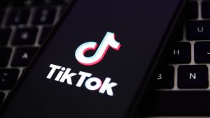 رفع مدير تنفيذي سابق في TikTok دعوى قضائية ضد الشركة بسبب التمييز المزعوم بين الجنسين والعمر