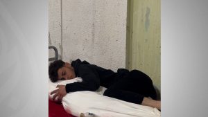 الوداع الأخير.. شاب يحتضن جثمان والدته الشهيدة في رفح