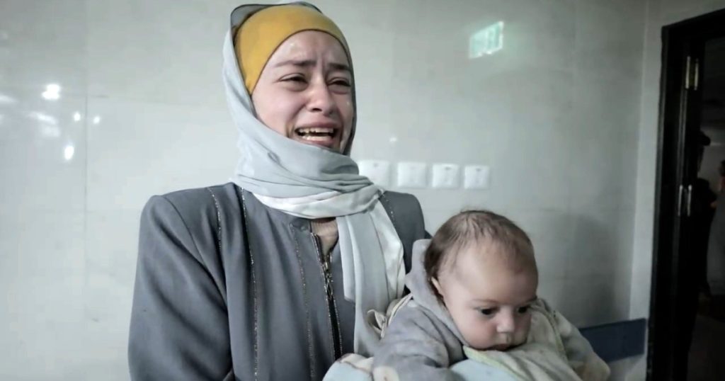 شاهد.. أم غزية تجهش بالبكاء في رحلة البحث عن حليب الأطفال