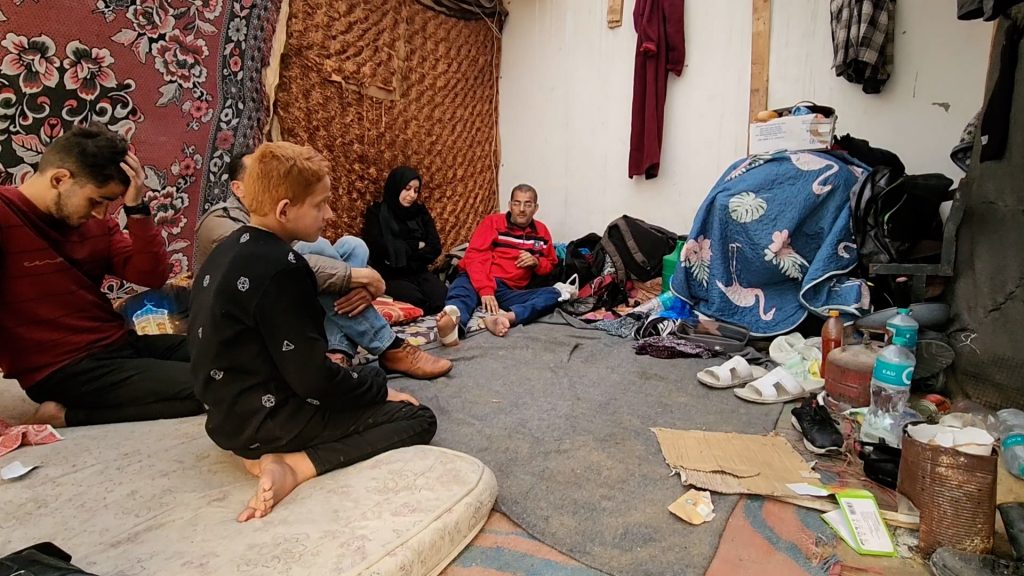 “أكلنا علف الحيوانات وطعام العصافير”.. أسرة غزية تهرب من الجوع