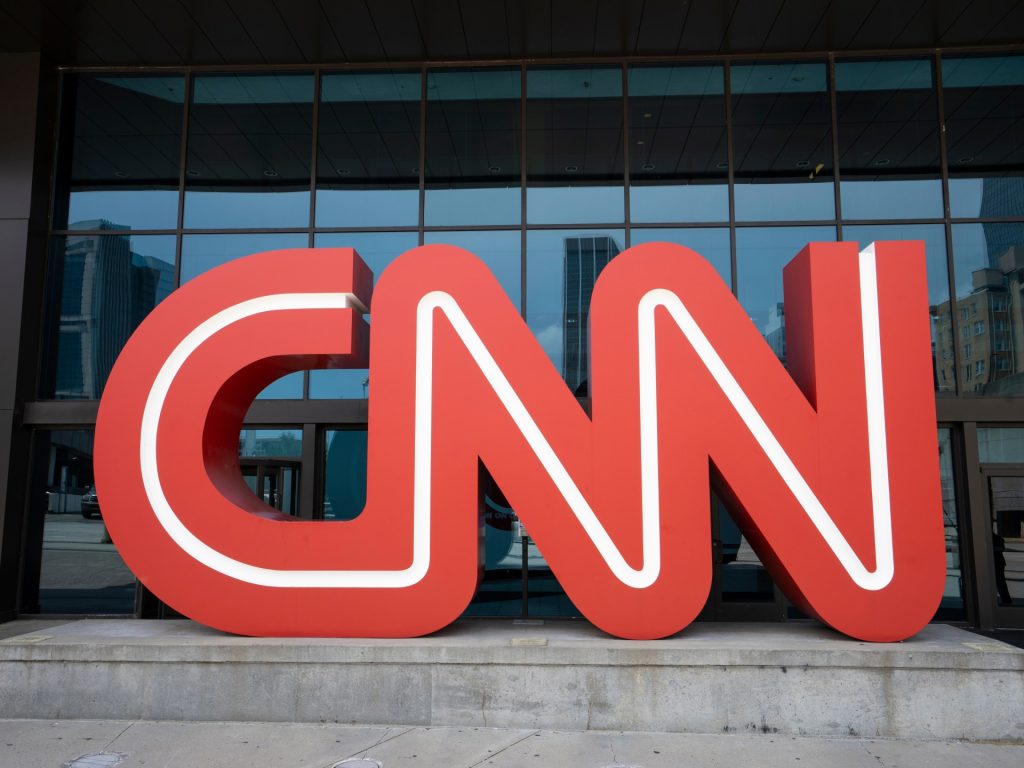 الغارديان: “سي إن إن” تواجه ضغوطا من موظفيها بسبب انحيازها لإسرائيل