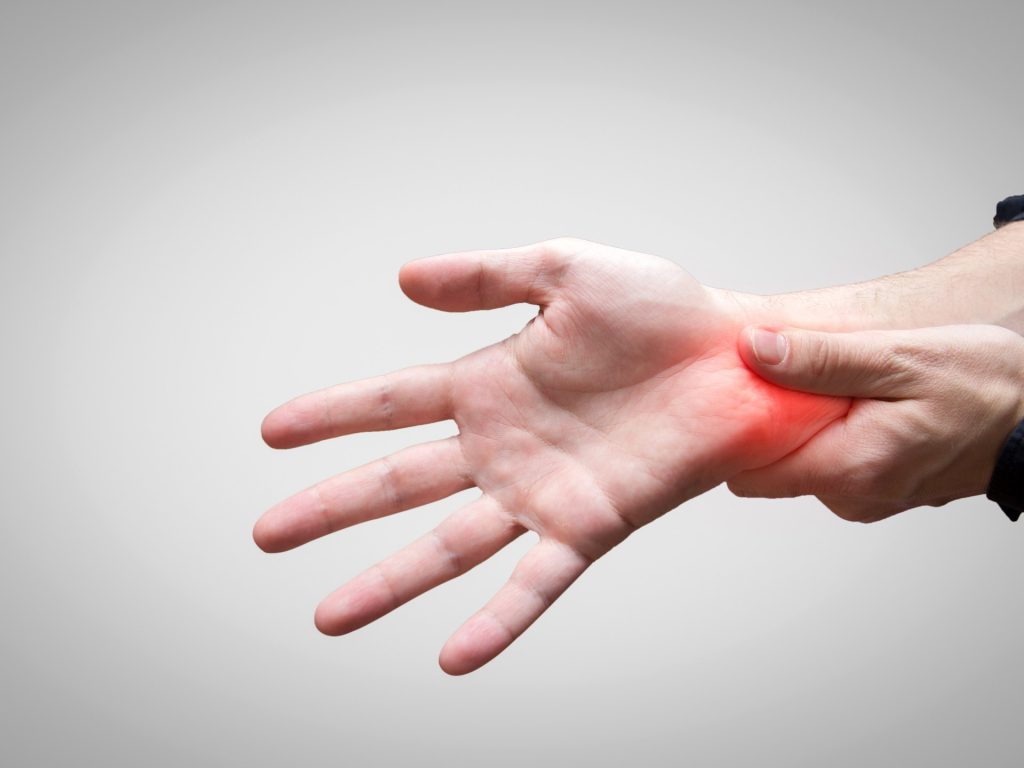 تحذير.. الاستخدام الطويل للفأرة يُهدِّد بمتلازمة النفق الرسغي