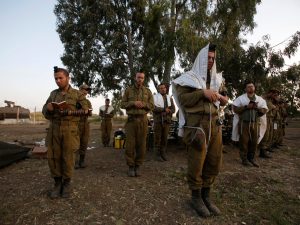 حاخام إسرائيلي يدعو لتجنيد فوري لليهود المتشددين