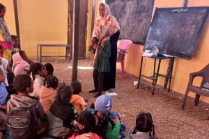 شردتهم الحرب.. طلبة السودان يدرسون مقررات بديلة بمبادرات خيرية