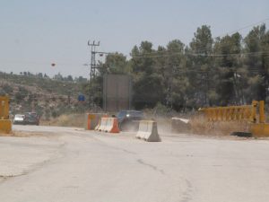 حواجز وبوابات عسكرية.. هكذا يُحشر الفلسطينيون في معازل