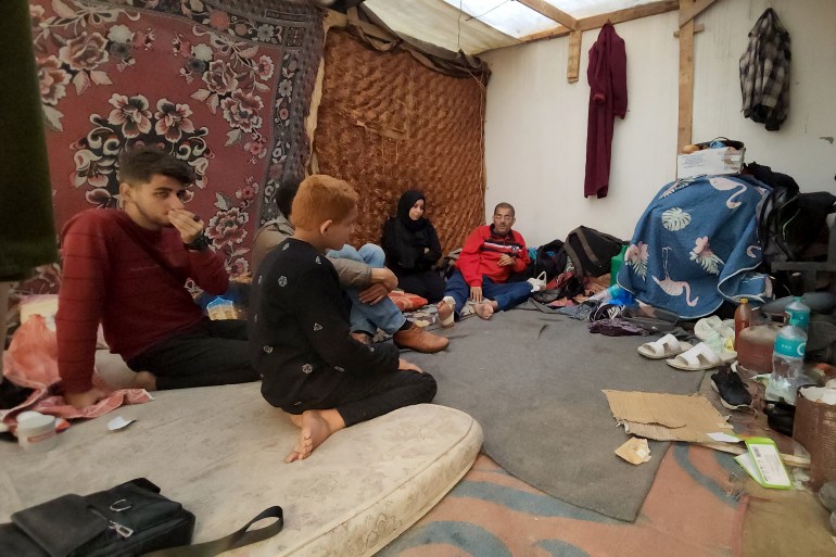 خاضت أسرة مقاط تجربة خطرة ومرعبة للنزوح من غزة إلى رفح هرباً من المجاعة -رائد موسى-رفح-الجزيرة نت