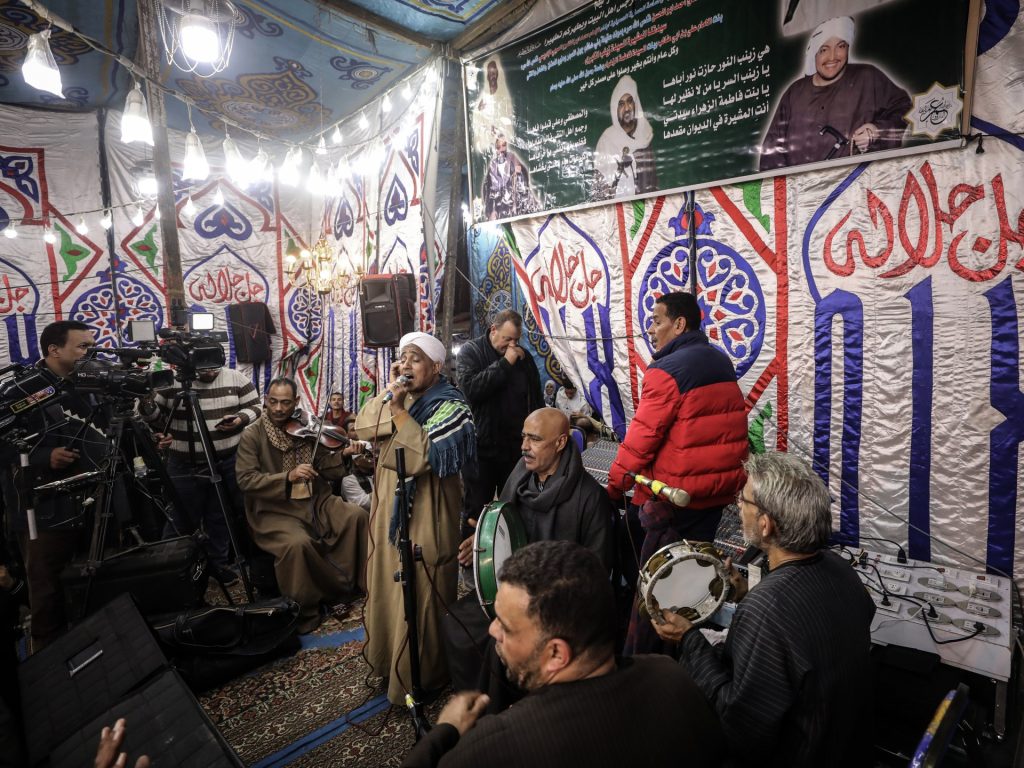 مصريون يحيون مولد السيدة زينب بأجواء صوفية وكرنفالية في القاهرة