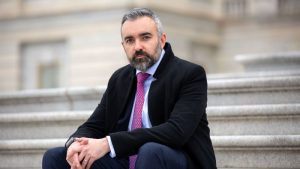 قام بمحاكمة المتحرشين جنسياً بالأطفال. الآن، هو يلاحق ميتا بزعم تمكينهم