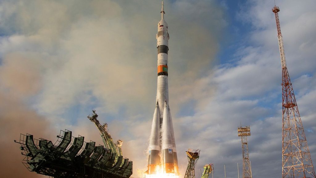 شاهد: صاروخ “سايوز” روسي ينطلق حاملاً ثلاثة رواد إلى محطة الفضاء الدولية