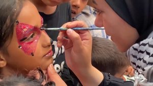 فيديو. شاهد: جلسات ترفيهية في مخيم للنازحين في رفح لمساعدة الأطفال على نسيان أهوال الحرب