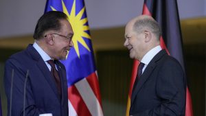 “موقفكم انتقائي ومتناقض”.. رئيس وزراء ماليزيا ينتقد “نفاق” الغرب خلال لقائه المستشار الألماني