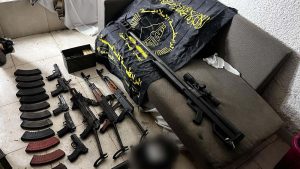 “مخبأة داخل الوسائد والأسرّة”.. الجيش الإسرائيلي يعرض صوراً لأسلحة يزعم أنه وجدها في مجمّع الشفاء