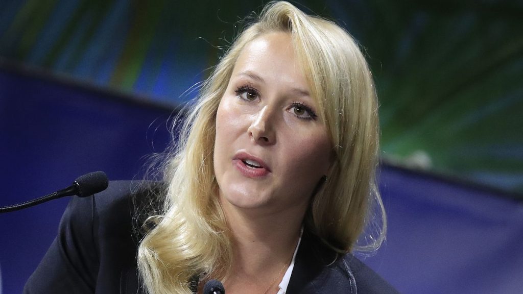 في باريس… “حمّام” من الجعة لماريون ماريشال السياسية الفرنسية اليمينية المتطرفة