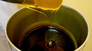 رسامة فرنسية تواجه تهديدات بالقتل بعد أن نشرت صورها والشعر يملأ جسدها.. فما القصة؟