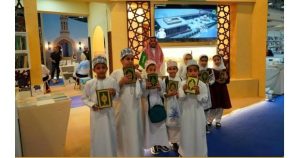 «الشؤون الإسلامية» توزع 10 آلاف نسخة من المصحف الشريف لزوار معرض مسقط الدولي للكتاب