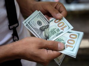 الدولار يتجه لتسجيل أكبر انخفاض أسبوعي هذا العام