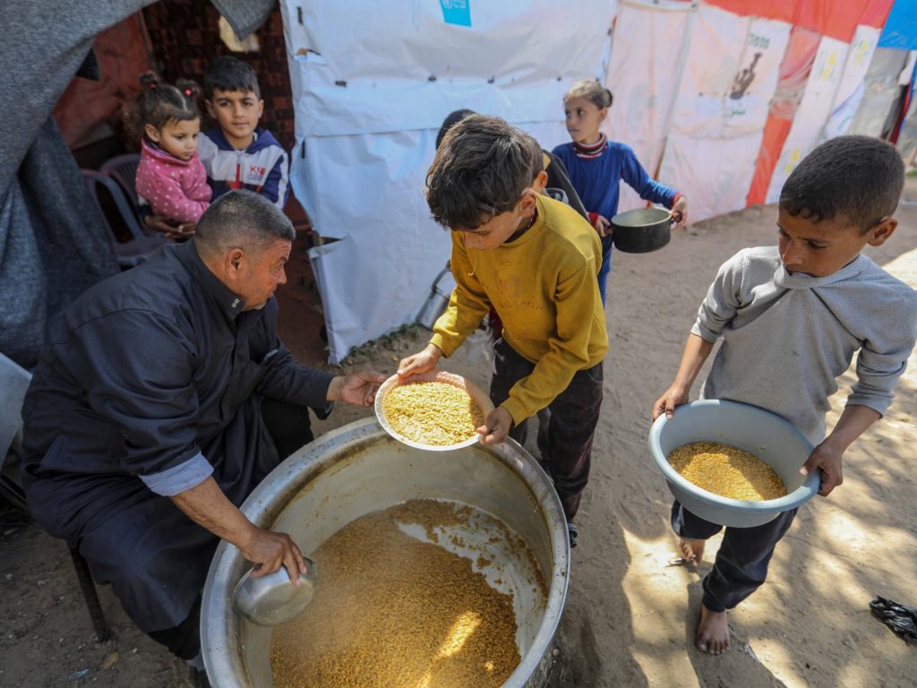 بلا علاج أو غذاء.. ساعة واحدة تفصل بين وفاة طفلين شقيقين بغزة