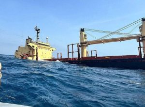 بعد غرق «روبيمار».. الحكومة اليمنية تطلب تدخل منظمات وهيئة بيئية بحرية لمواجهة الكارثة