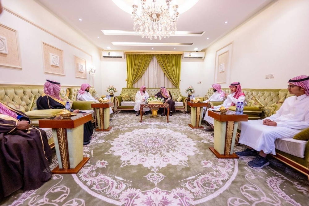 أمير القصيم يزور العلماء في منازلهم ويهنئهم برمضان