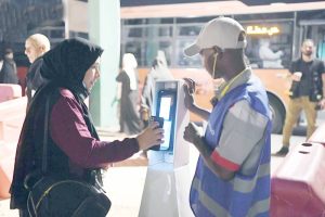 7 محطات موزعة في المدينة.. نقل آلاف المصلين إلى المسجد النبوي عبر «النقل الترددي»