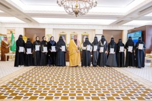 أمير القصيم يلتقي 10 طالبات حصلن على 14 براءة اختراع