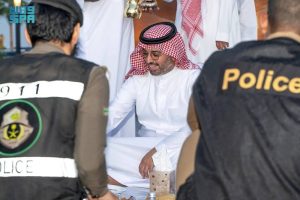 محافظ جدة يشارك رجال الأمن وجبة الإفطار في الميدان