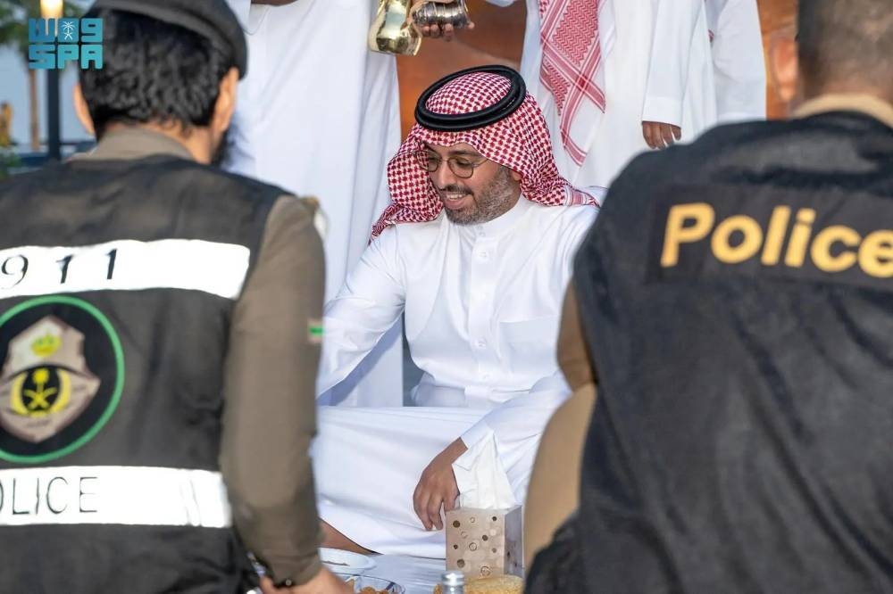 محافظ جدة يشارك رجال الأمن وجبة الإفطار في الميدان