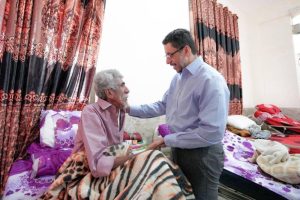 رئيس الوزراء اليمني يزور دار رعاية المسنين ويتفقد أحوال النزلاء