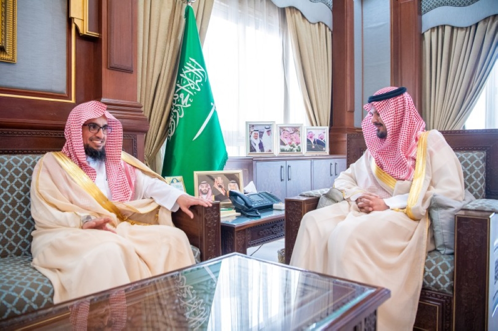سلمان بن سلطان يستقبل مساعد رئيس محكمة الاستئناف الإدارية بالمدينة المنورة