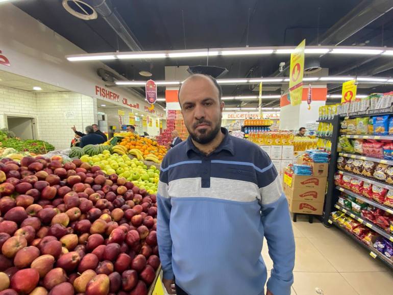 براء مطر يؤكد أن رمضان يزيد من الأعباء الاقتصادية على أسرته. (الجزيرة)