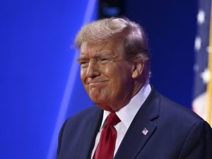 “إف بي آي” يطارد إيرانيا “خطّط” لاغتيال مسؤولين بإدارة ترامب