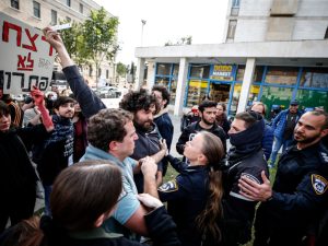 إسرائيل منقسمة على نفسها بشأن أولويات الحرب على غزة