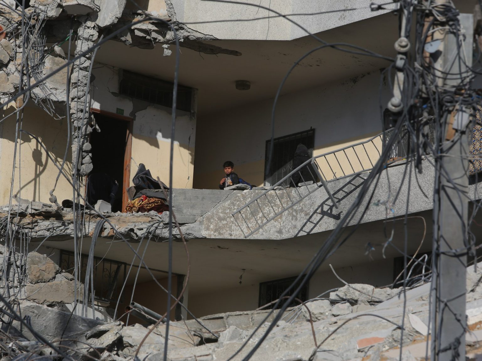 عدد شهداء غزة يقترب من 31 ألفا وارتفاع ضحايا عالقين تحت الركام