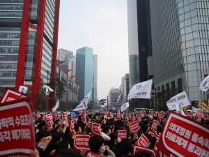 الحكومة الكورية تخصص المزيد من الأموال لمواجهة إضراب الأطباء