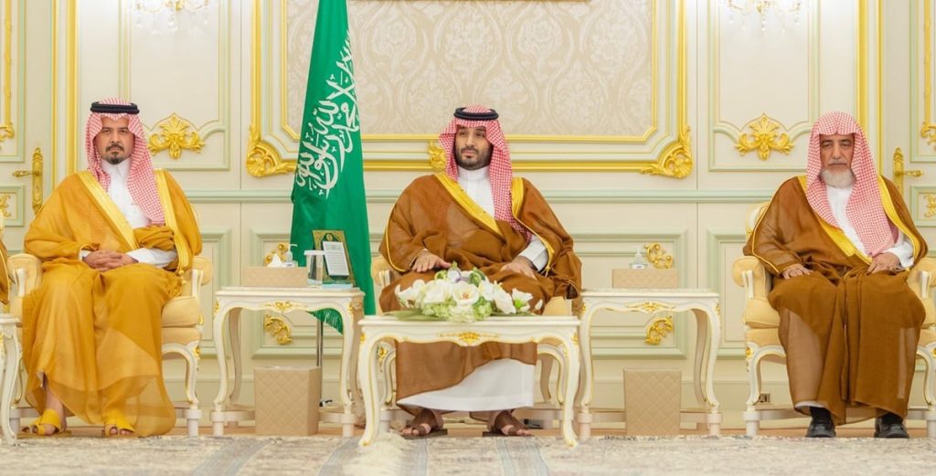 ولي العهد يستقبل أصحاب الفضيلة العلماء والمعالي وجمعاً من المواطنين بقصر طيبة