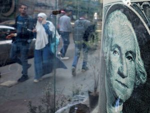 بماذا يعود تخفيض الجنيه ورفع الفائدة على المصريين؟