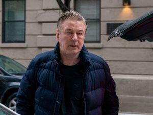 إدانة المسؤولة عن الأسلحة في موقع تصوير فيلم “راست” بالقتل غير العمد